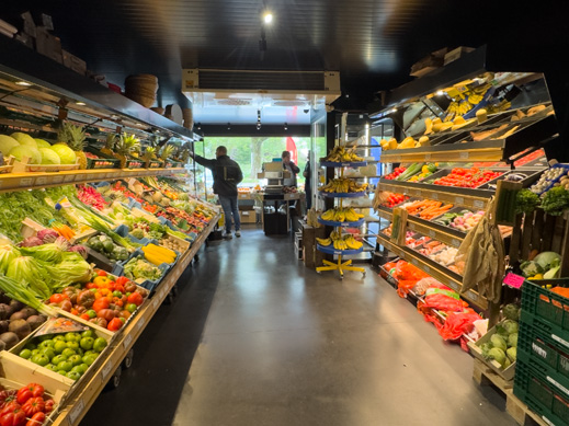 supermarché rayon fruits et légumes